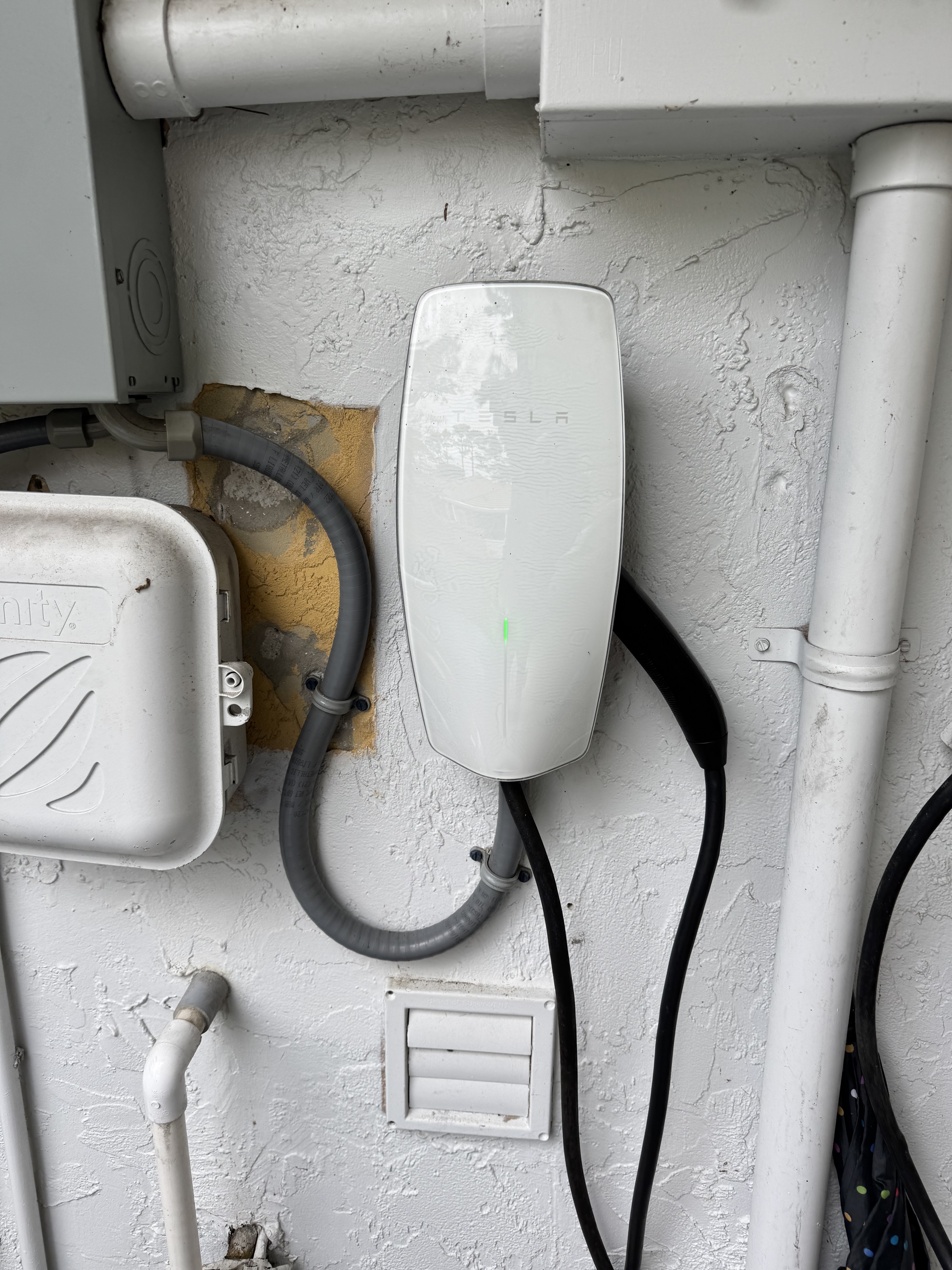 Instalación de cargador eléctrico Level 2 (Tesla) por ANGELOELECTRIC LLC en Davie, FL