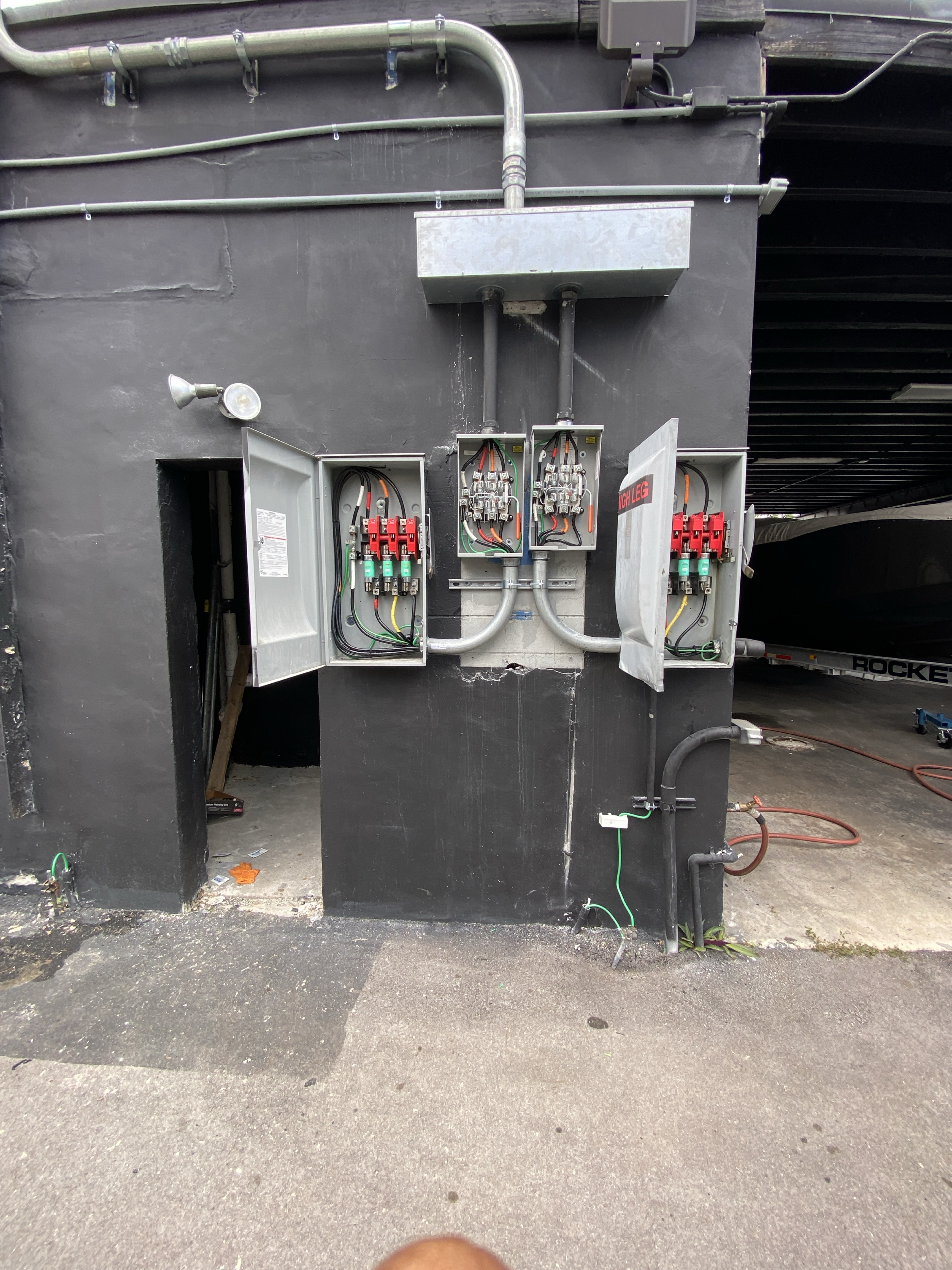 Panel eléctrico abierto instalado por ANGELOELECTRIC LLC en Miami-Dade